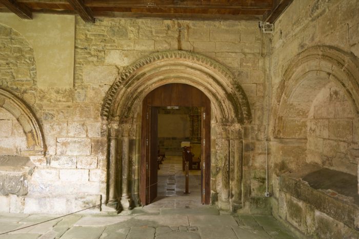 Puerta reglar del claustro del monasterio de Valdedios
